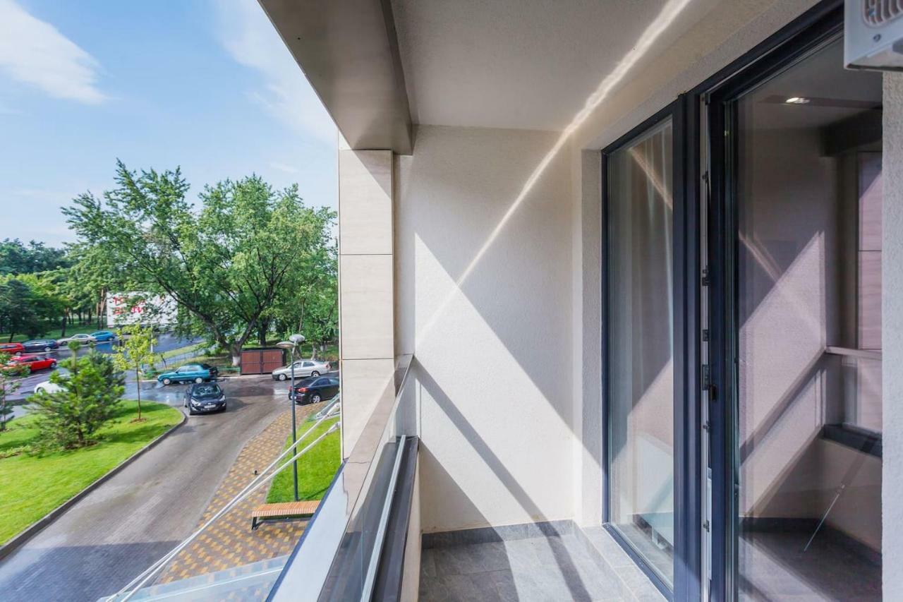 Красивая Квартира В Парке Kyiv Exterior foto